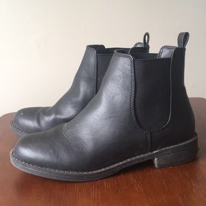 Gently used rain booties W5.5 Divided
